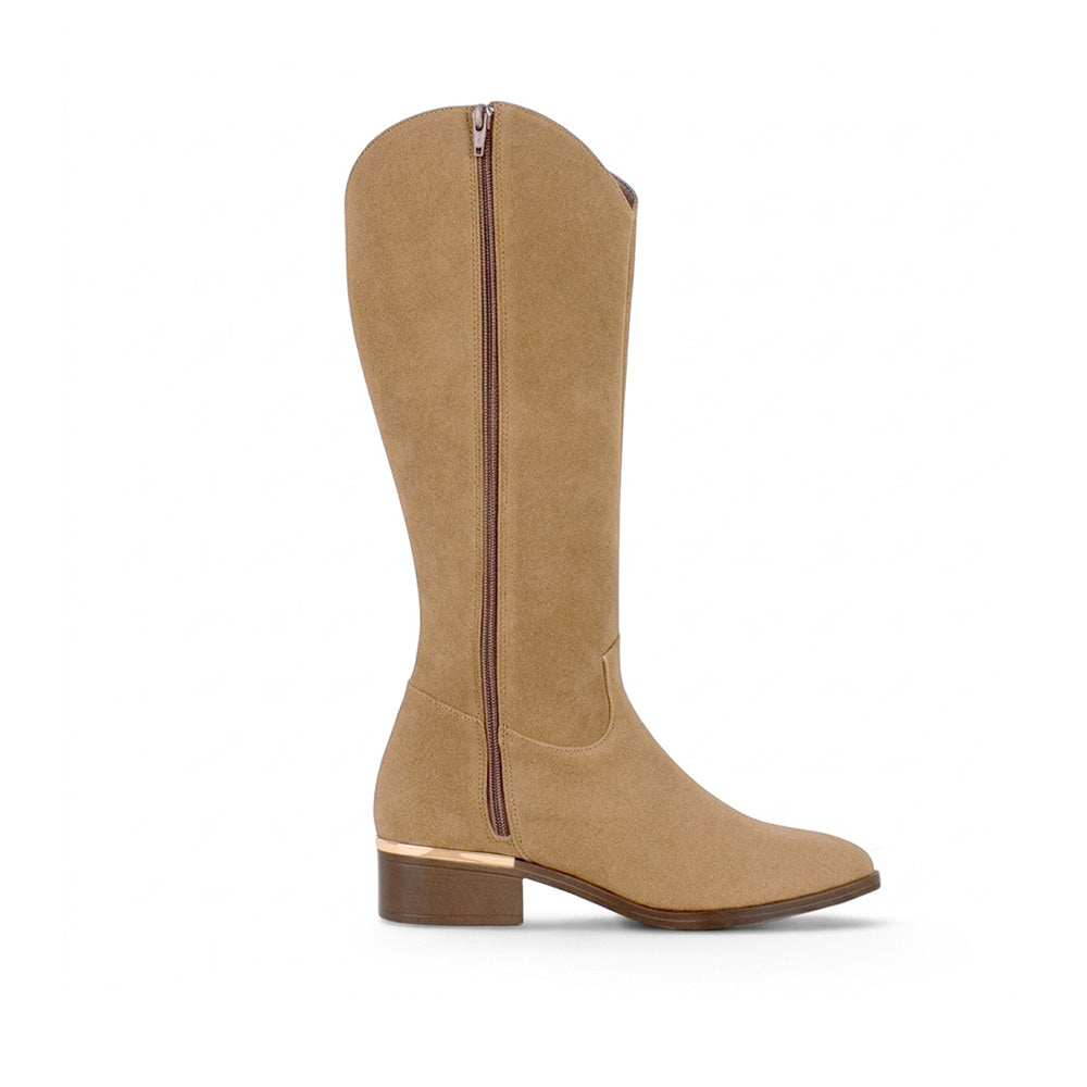 Vista superior de la bota café con cremallera y detalle dorado para dama tacón bajo 4 cm