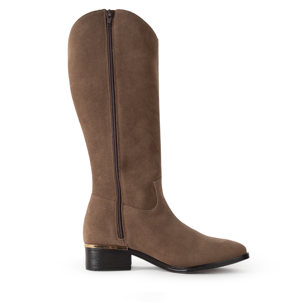 Vista superior de la bota café con cremallera y detalle dorado para dama tacón bajo 4 cm