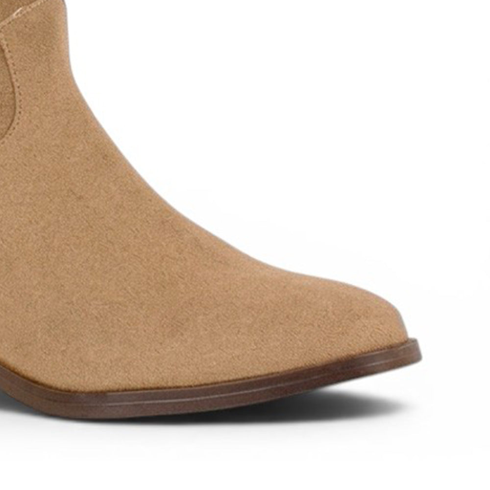 Detalle del material durazno en bota café con cremallera para dama y tacón bajo 4 cm 