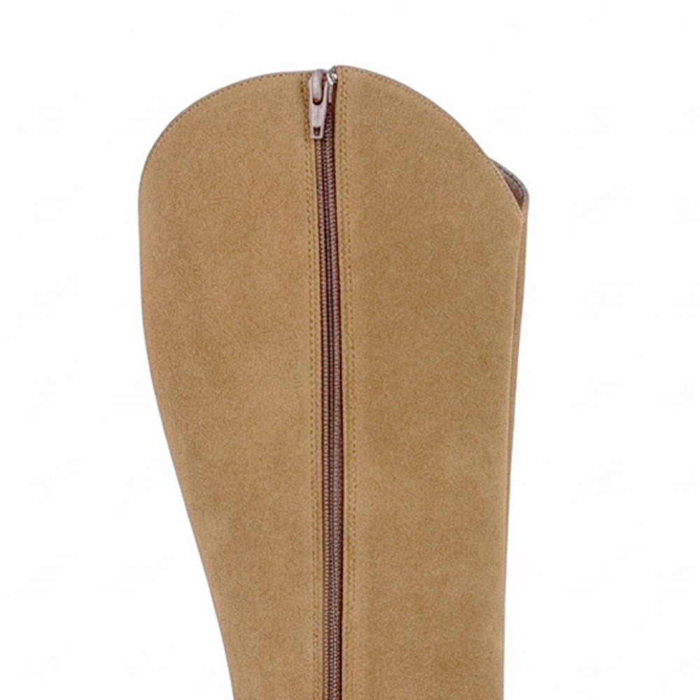 Vista del detalle en cremallera de la bota café para dama con tacón bajo 4 cm 