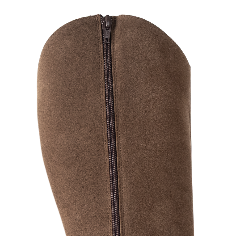 Vista del detalle en cremallera de la bota café para dama con tacón bajo 4 cm 