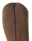 Vista del detalle en cremallera de la bota café para dama con tacón bajo 4 cm 