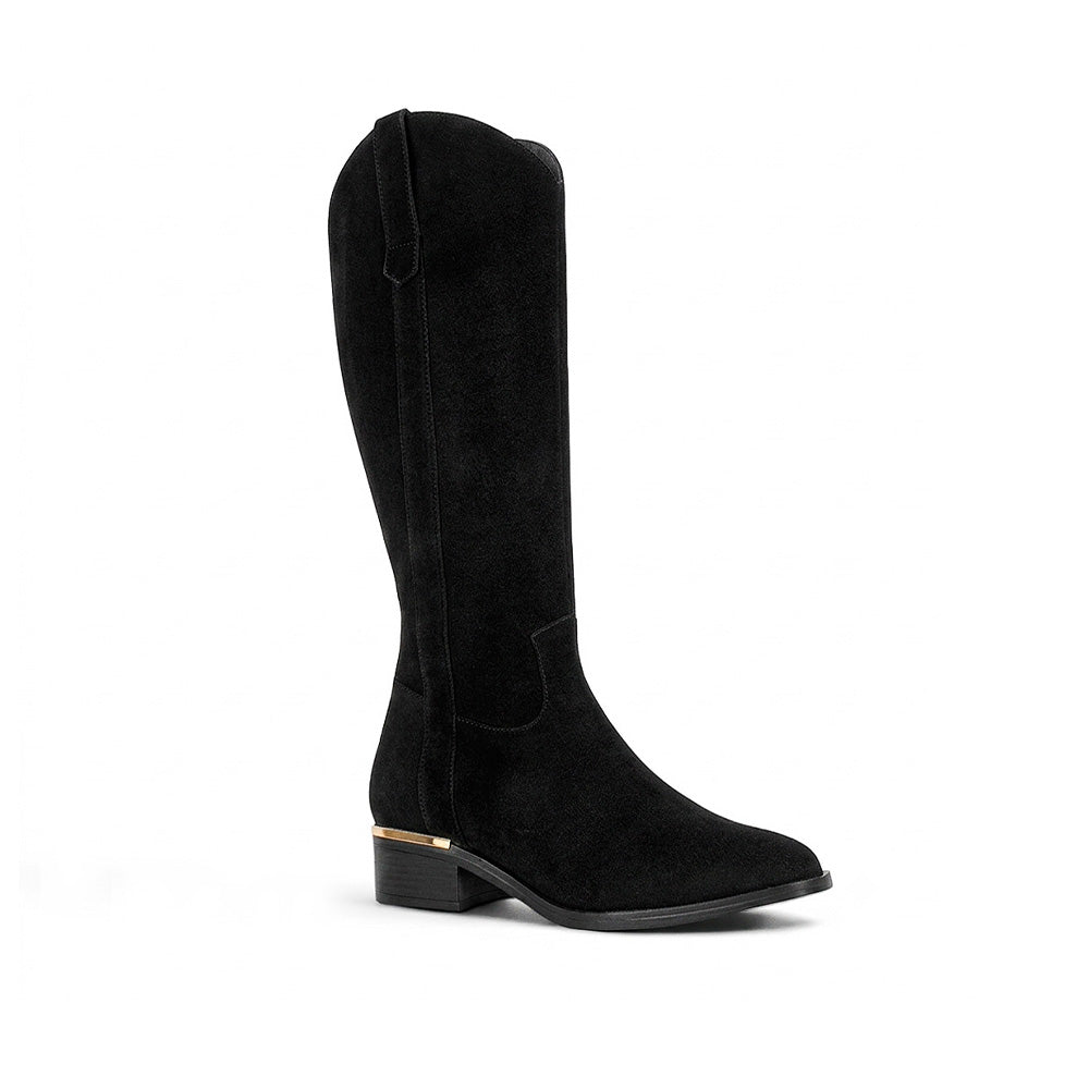 vista diagonal de la bota negra para dama con detalle dorado cremallera lateral y tacón bajo 4 cm en acabado durazno