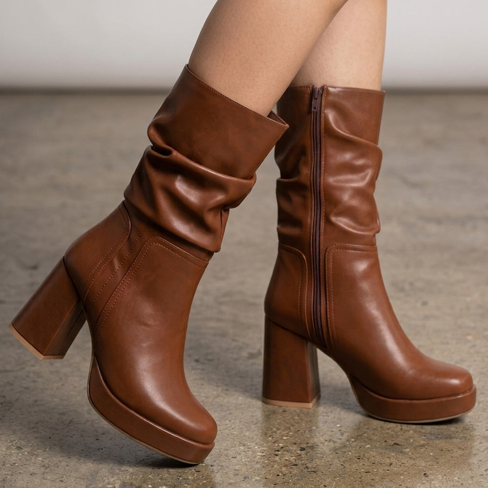 Botas cafés plisadas de plataforma y tacón medio 9cm para dama 