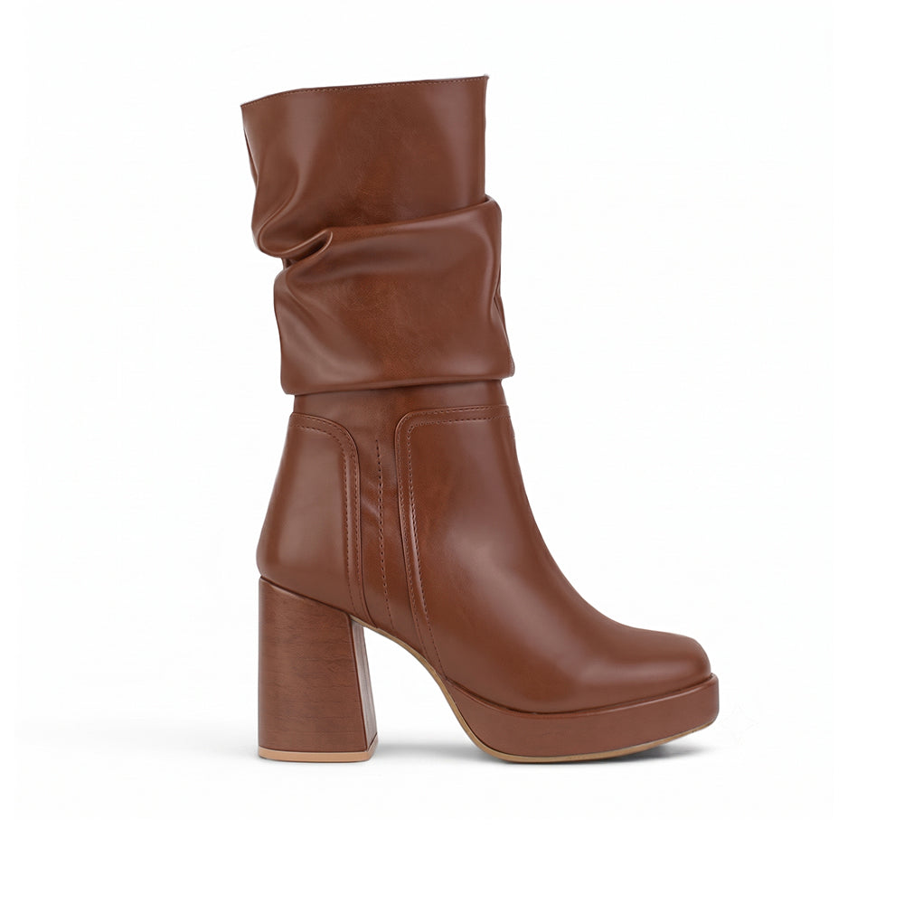 Vista lateral de bota café para dama con plataforma,plisada y tacón medio 9 cm 