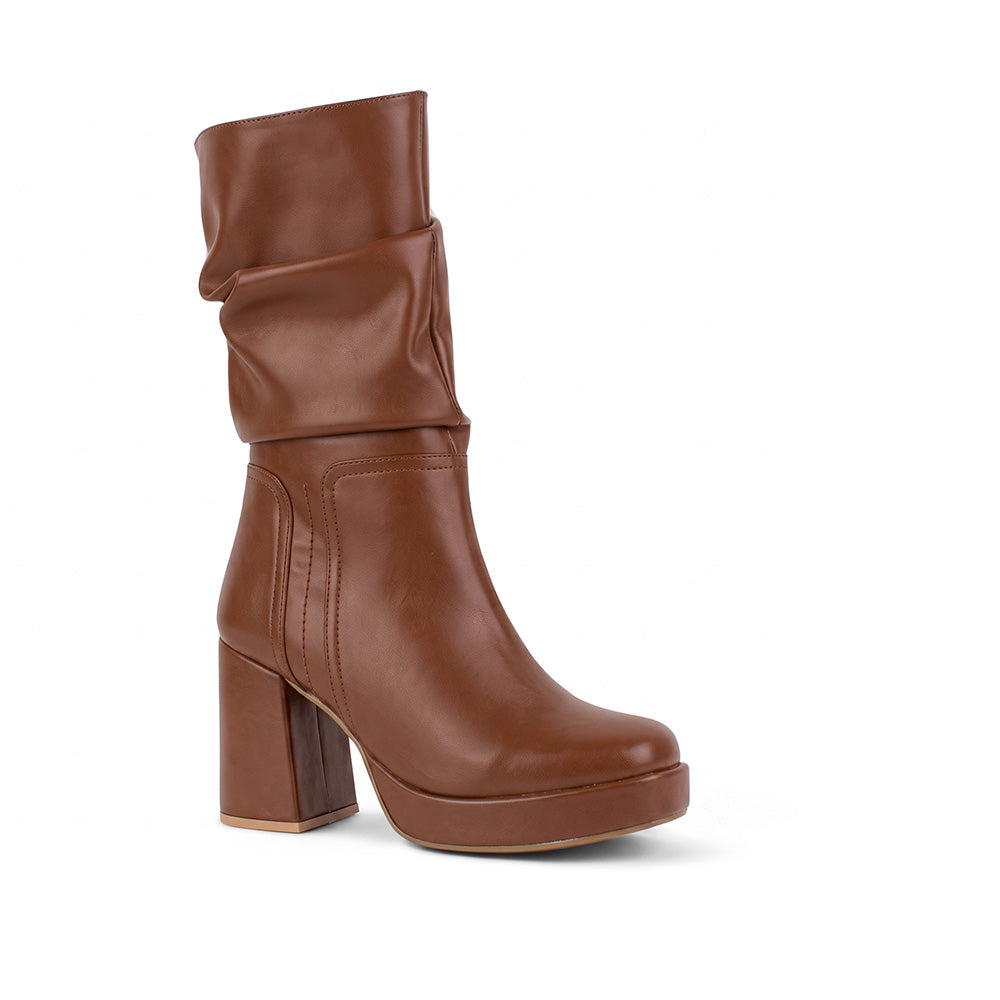Vista diagonal de bota café plisada con plataforma y tacón medio 9cm para dama 