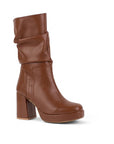 Vista diagonal de bota café plisada con plataforma y tacón medio 9cm para dama 