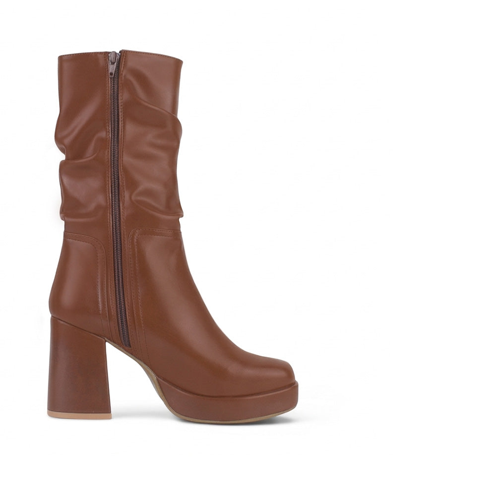 Vista superior de bota café plisada para dama con plataforma y tacón medio 9cm 