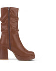 Vista superior de bota café plisada para dama con plataforma y tacón medio 9cm 
