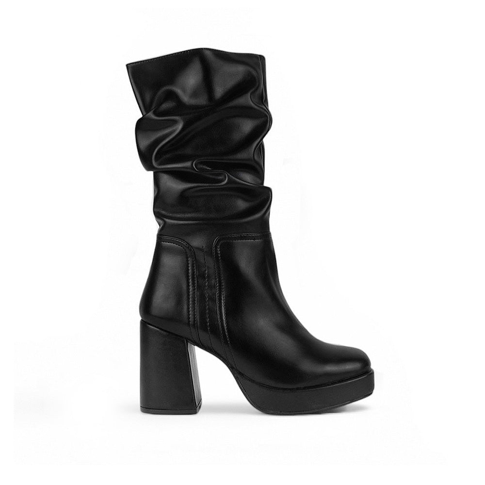 Vista lateral de bota negra para dama con plataforma,plisada y tacón medio 9 cm 