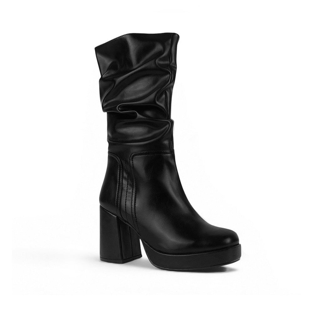 Vista diagonal de bota negra plisada plataforma y tacón medio 9cm para dama 
