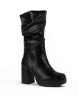 Vista diagonal de bota negra plisada plataforma y tacón medio 9cm para dama 