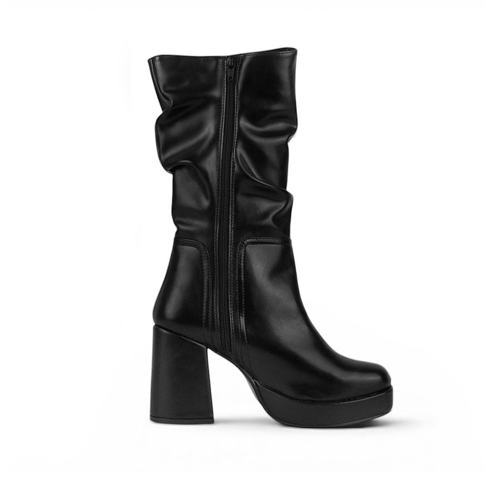 Vista superior de bota negra para dama con plataforma, plisada y tacón medio 9cm para dama 