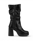 Vista superior de bota negra para dama con plataforma, plisada y tacón medio 9cm para dama 