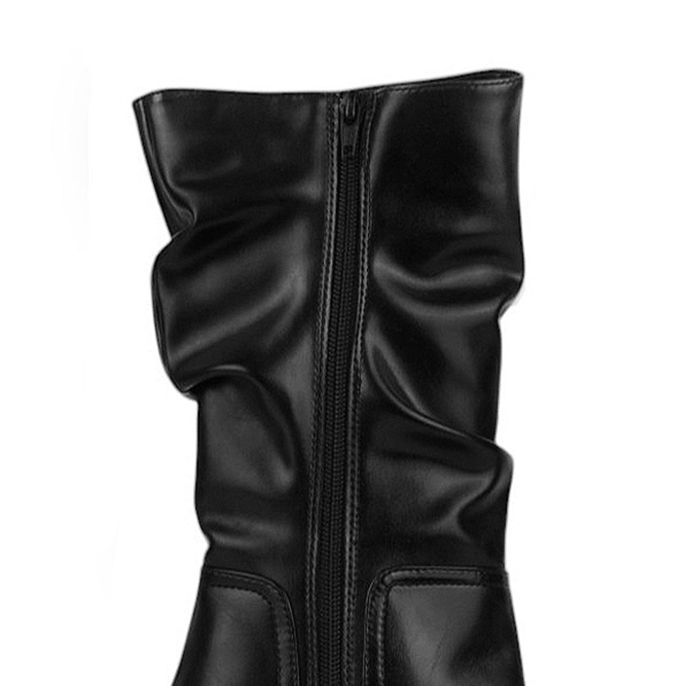 Vista del detalle plisado de la bota negra con cremallera y plataforma tacón medio 9 cm para dama 