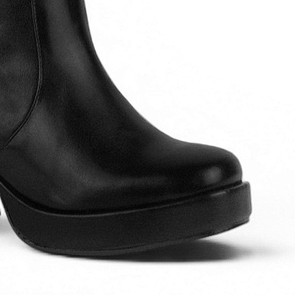 Detalle del material sintético en botín negro para dama con plataforma y tacón medio 9 cm 