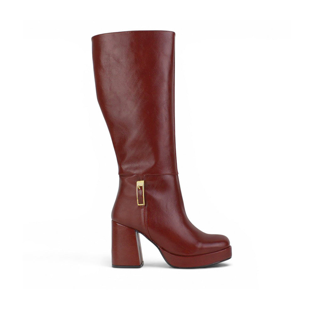 Vista lateral de bota vino alta con herraje metálico, cremallera y plataforma tacón medio 9 cm para dama  