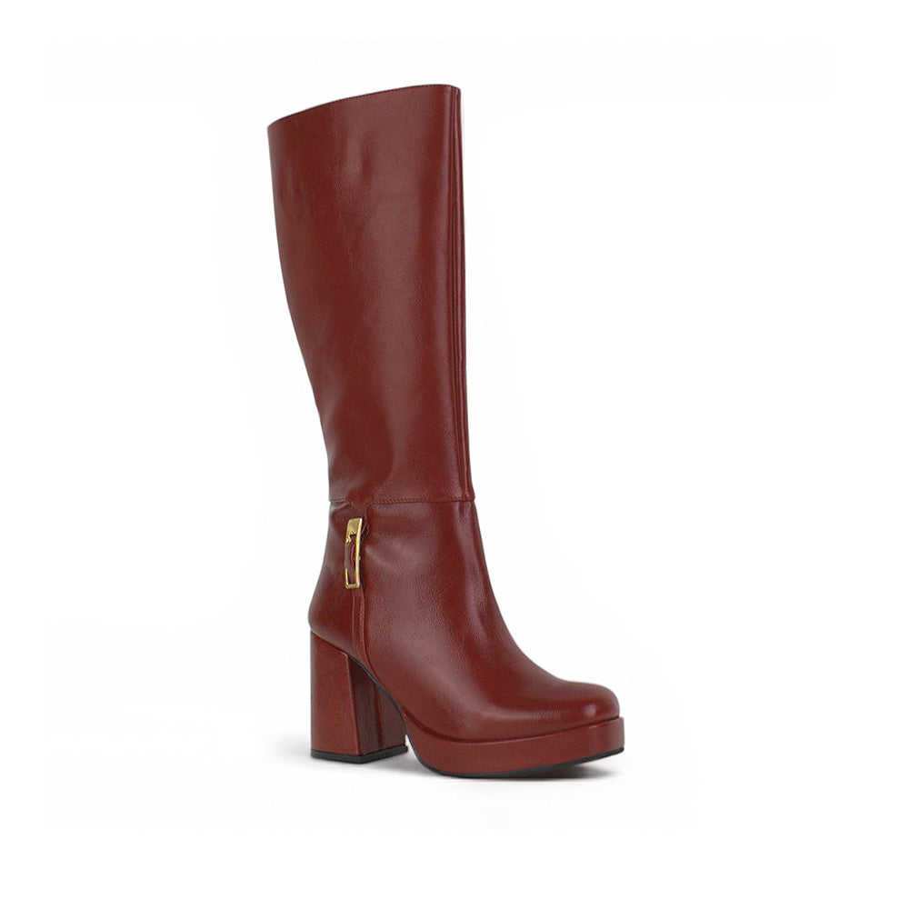 Vista diagonal de bota vino con cremallera, plataforma herraje metálico  y tacón medio 9 cm para dama 