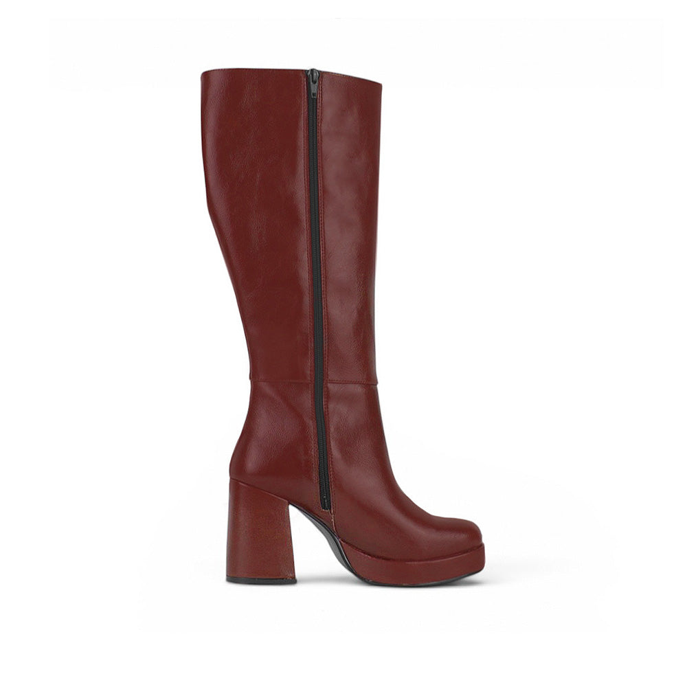 Vista superior de bota vino para dama con cremallera, herraje metálico y plataforma tacón medio 9 cm