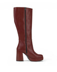 Vista superior de bota vino para dama con cremallera, herraje metálico y plataforma tacón medio 9 cm