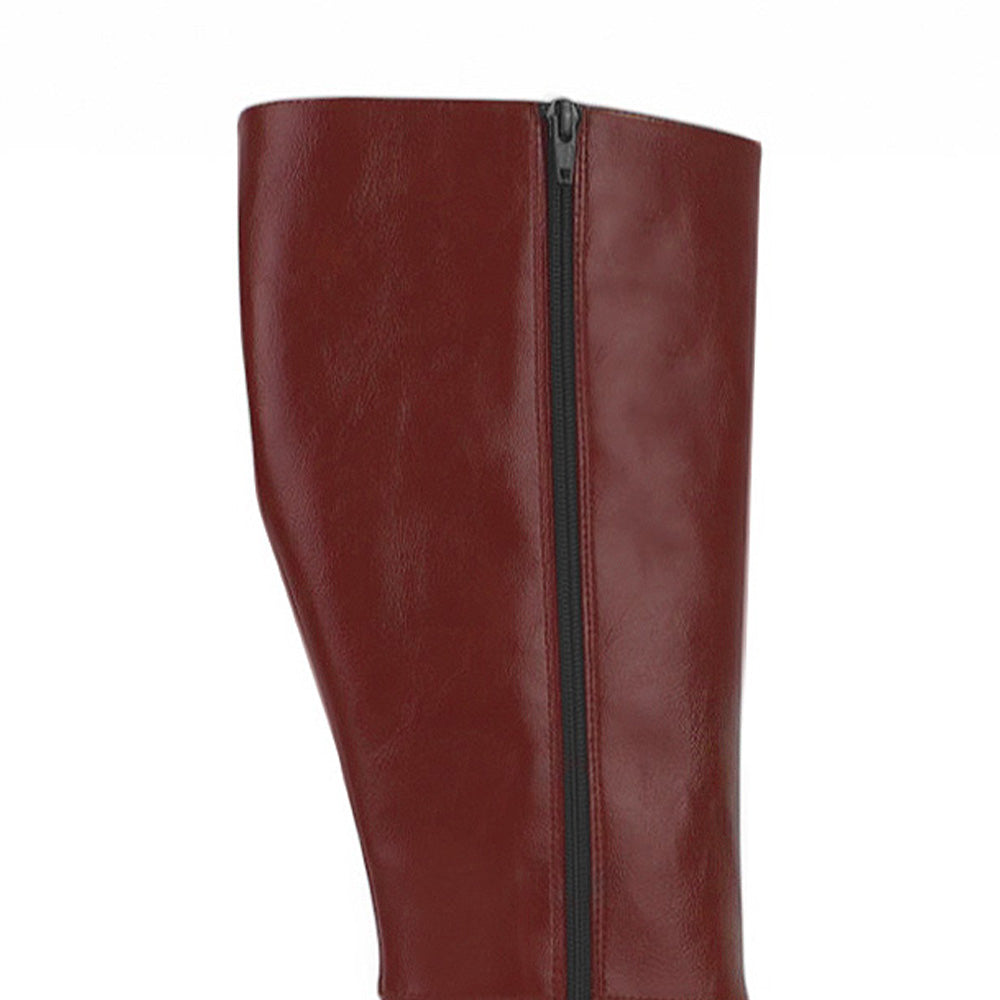 Vista del detalle en cremallera de la bota vino para dama con plataforma y tacón medio 9 cm 