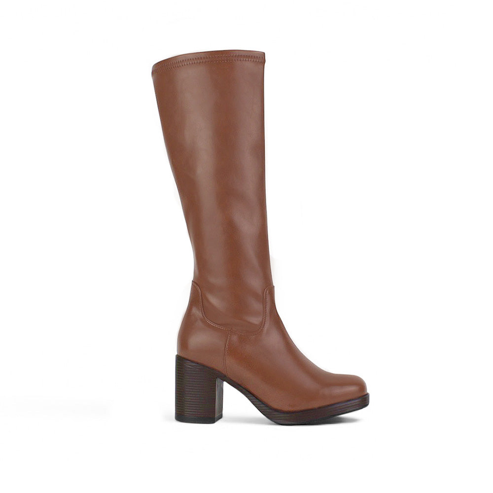 Vista lateral de bota café clásica para dama con plataforma, cremallera y tacón medio 8cm
