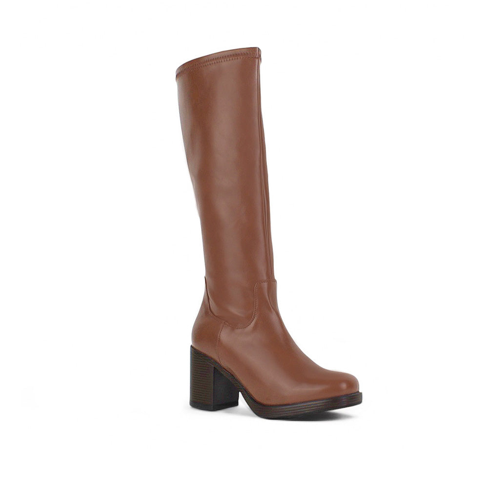 Vista diagonal de bota café clásica con plataforma y tacón medio 8 cm para dama 