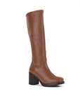Vista diagonal de bota café clásica con plataforma y tacón medio 8 cm para dama 