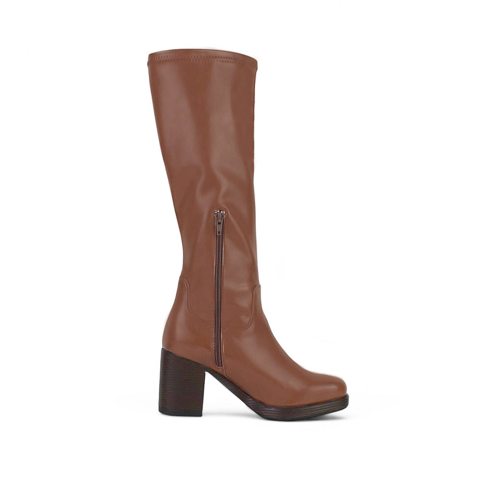 Vista superior de bota café clásica con cremallera, plataforma y tacón medio 8 cm para dama 