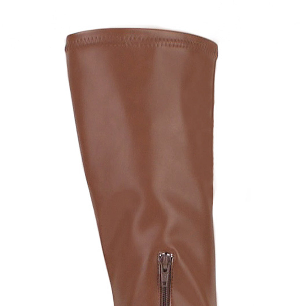 Vista del detalle clásico con cremallera de la bota café para dama y tacón medio 8 cm 