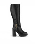 Vista lateral de bota negra alta con herraje metálico, cremallera y plataforma tacón medio 9 cm para dama  