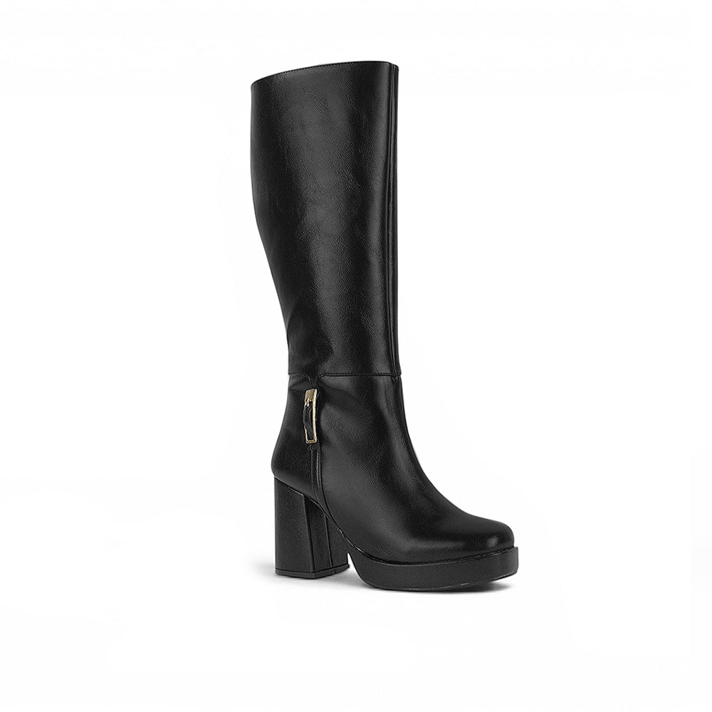 Vista diagonal de bota negra con cremallera, plataforma herraje metálico  y tacón medio 9 cm para dama 