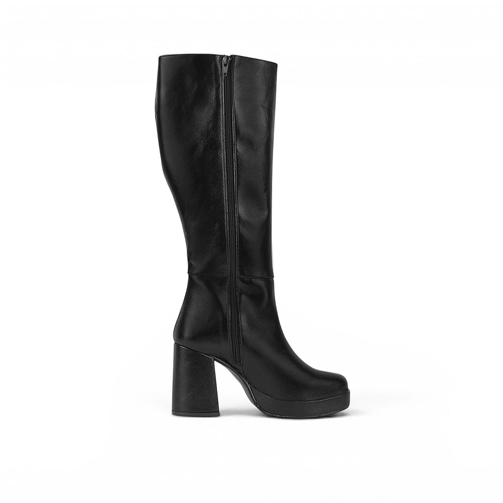 Vista superior de bota negra para dama con cremallera, herraje metálico y plataforma tacón medio 9 cm