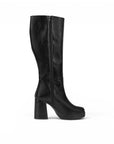 Vista superior de bota negra para dama con cremallera, herraje metálico y plataforma tacón medio 9 cm