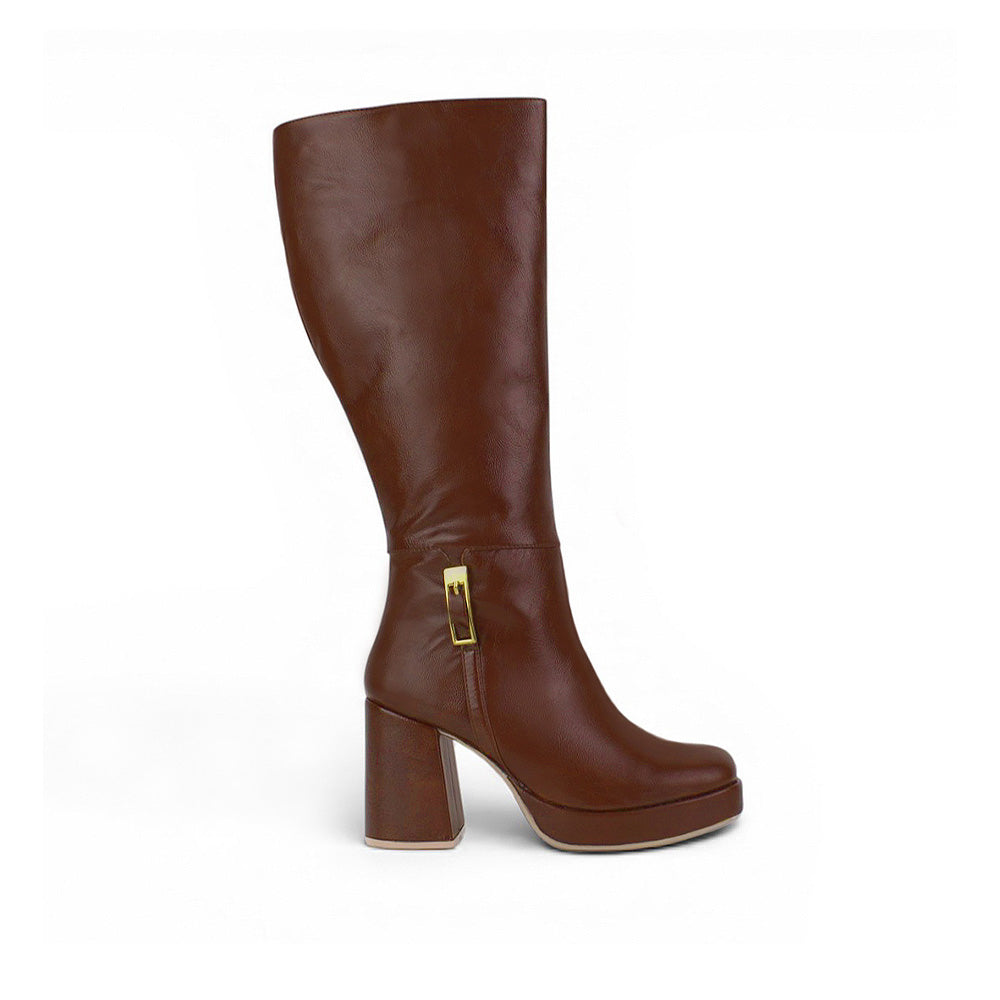 Vista lateral de bota café alta con herraje metálico, cremallera y plataforma tacón medio 9 cm para dama  