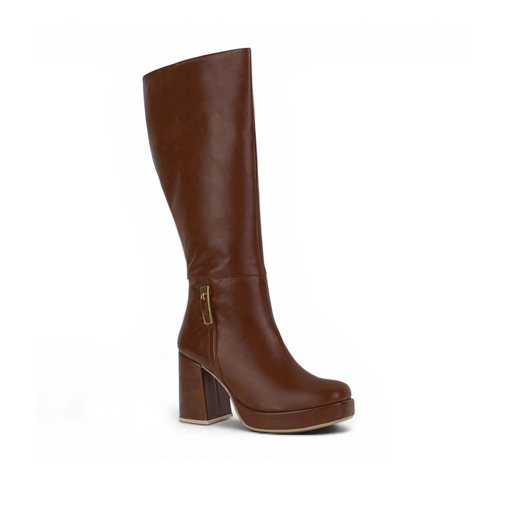 Vista diagonal de bota café con cremallera, plataforma herraje metálico  y tacón medio 9 cm para dama 