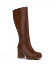 Vista diagonal de bota café con cremallera, plataforma herraje metálico  y tacón medio 9 cm para dama 
