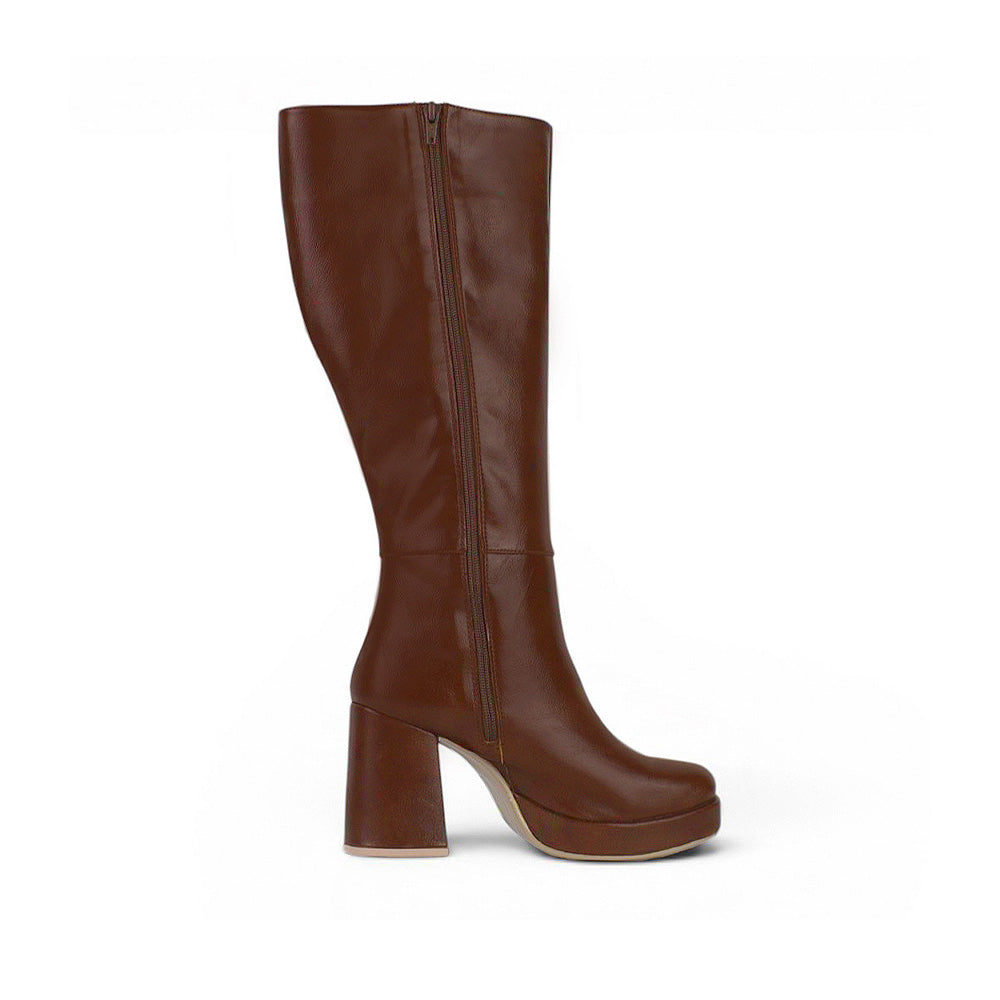 Vista superior de bota café para dama con cremallera, herraje metálico y plataforma tacón medio 9 cm