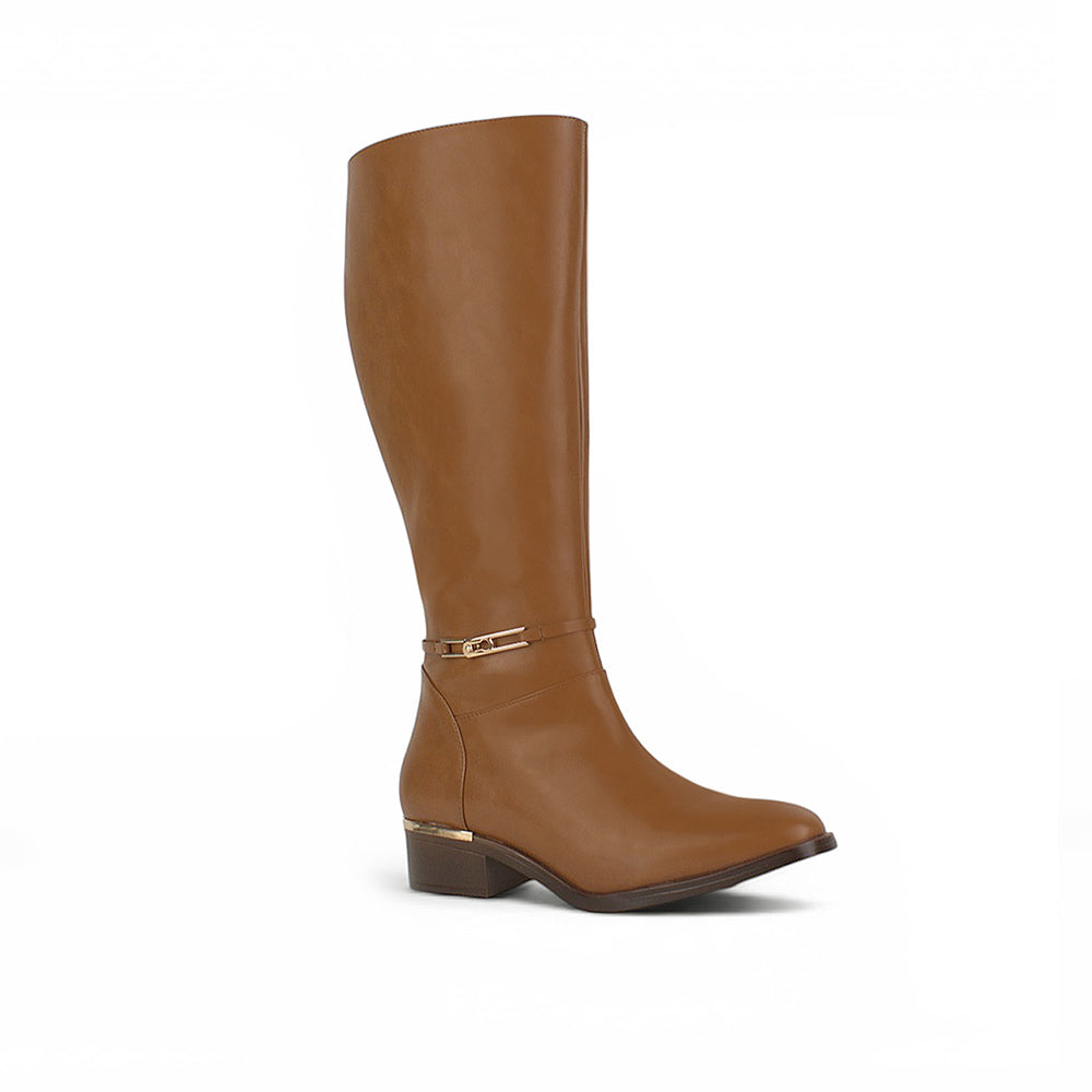 vista diagonal de bota café con herraje metálico y filos dorados tacón bajo 4 cm para dama 
