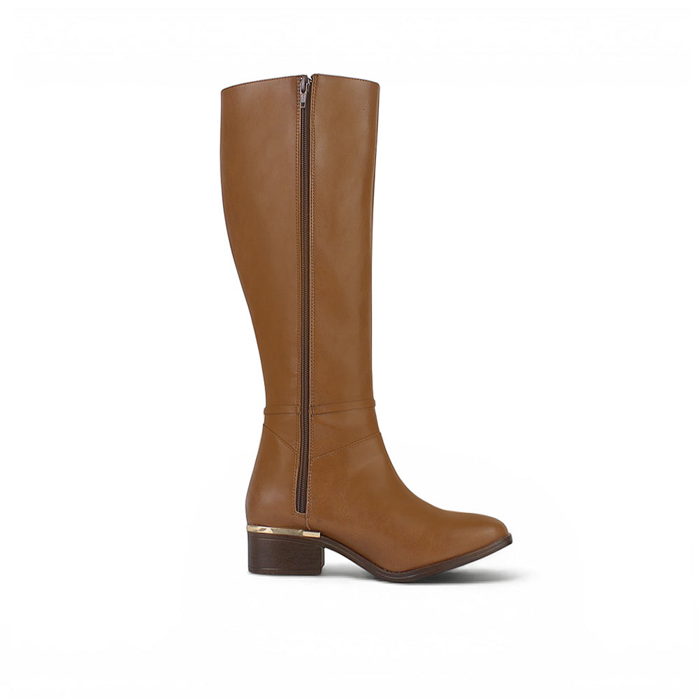 vista superior de bota café con cremallera y filos dorados tacón bajo 4 cm
