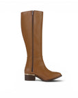 vista superior de bota café con cremallera y filos dorados tacón bajo 4 cm