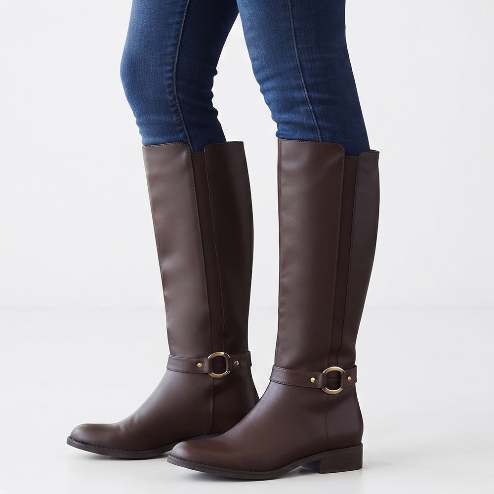 Botas cafés con herraje metálico, cremallera y tacón bajo 3 cm para dama 