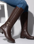 Botas cafés clásicas con detalles metálicos y tacón bajo 4cm