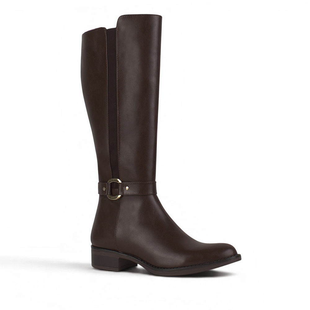 Vista diagonal de bota café con cremallera, herraje metálico y tacón bajo 3cm para dama