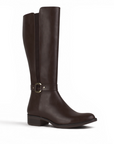 Vista diagonal de bota café con cremallera, herraje metálico y tacón bajo 3cm para dama