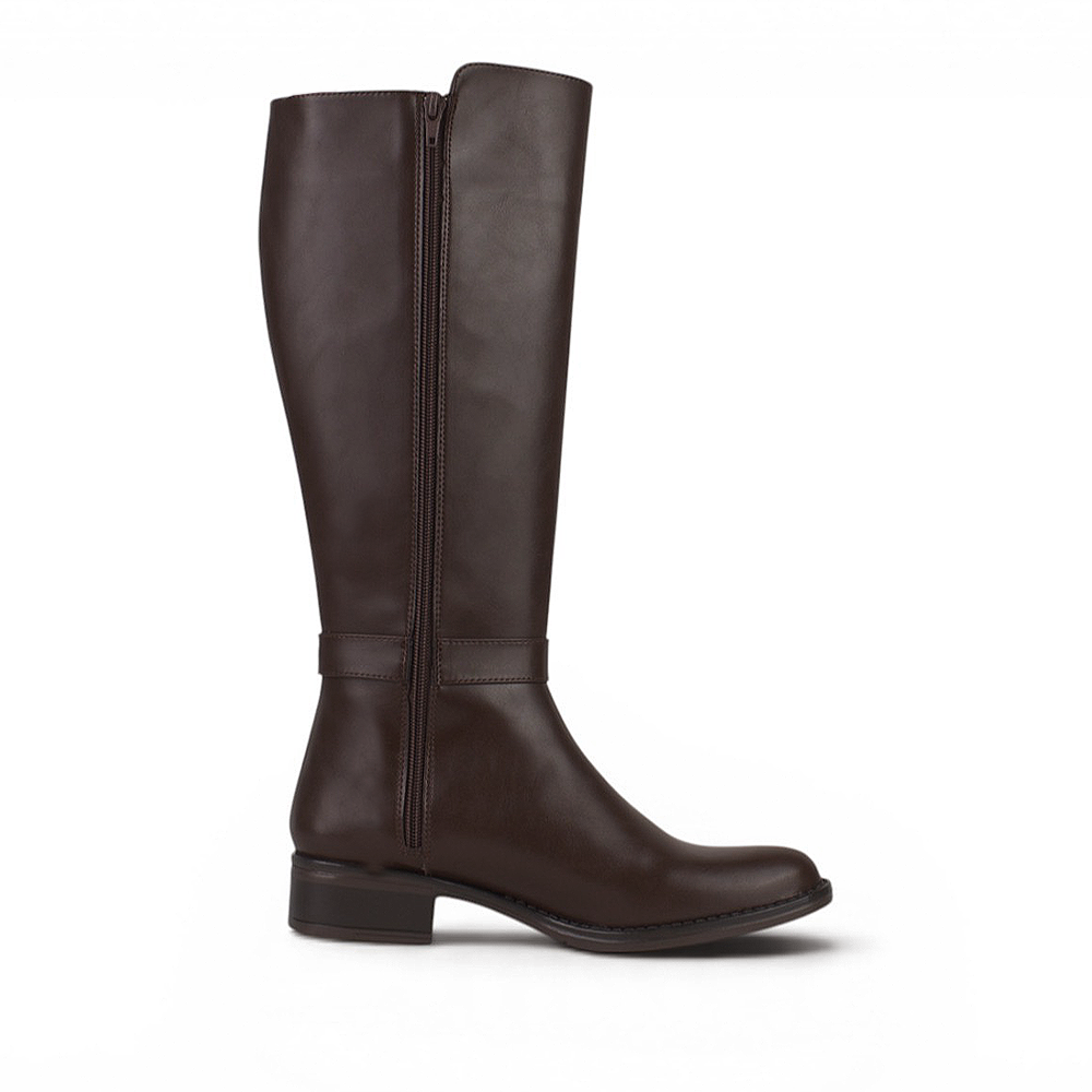 Vista superior de bota café para dama con cremallera, herraje metálico y tacón bajo 3 cm 
