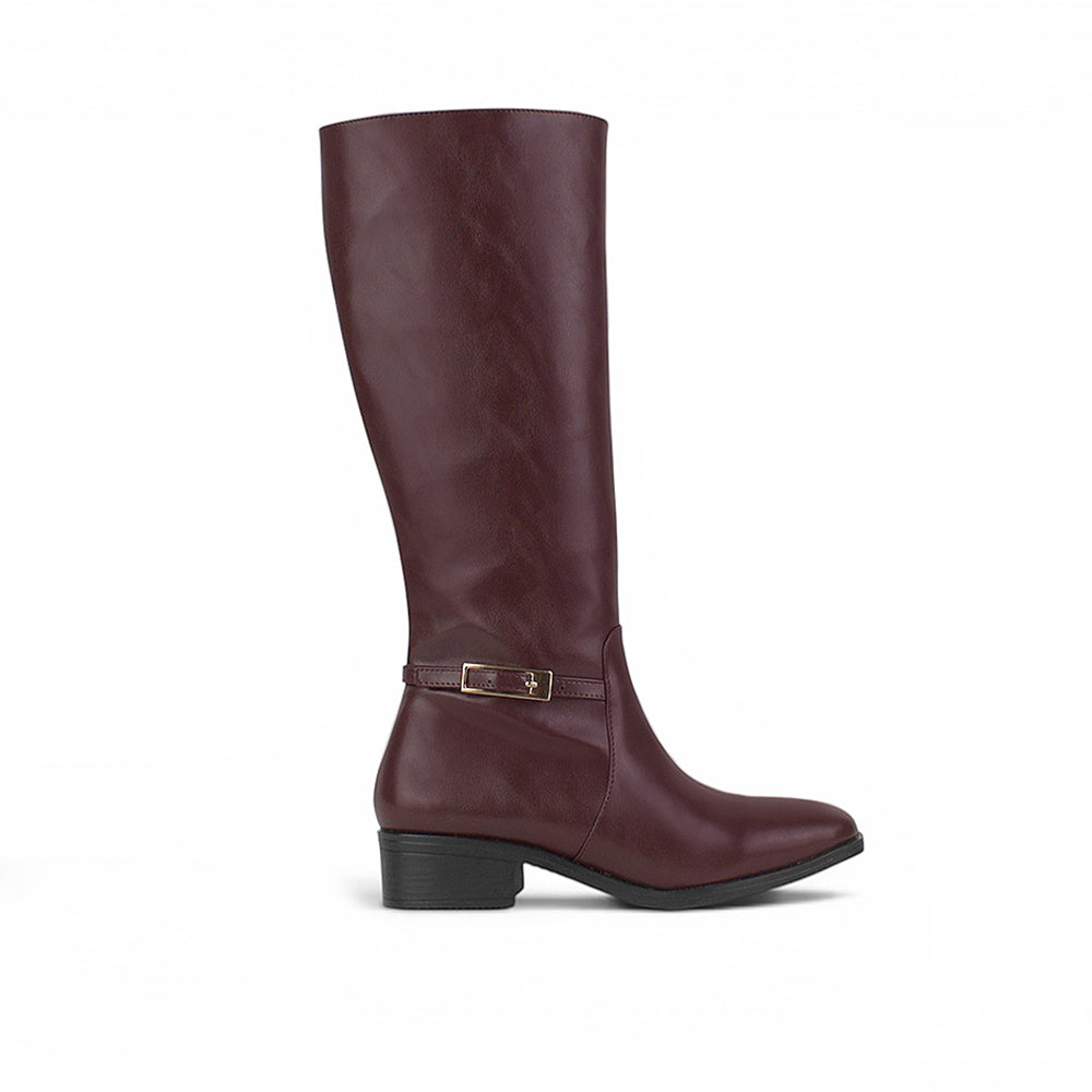 vista lateral de bota vino para dama con tacón bajo 4 cm cremallera y detalle en herraje metálico  