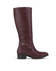 vista lateral de bota vino para dama con tacón bajo 4 cm cremallera y detalle en herraje metálico  