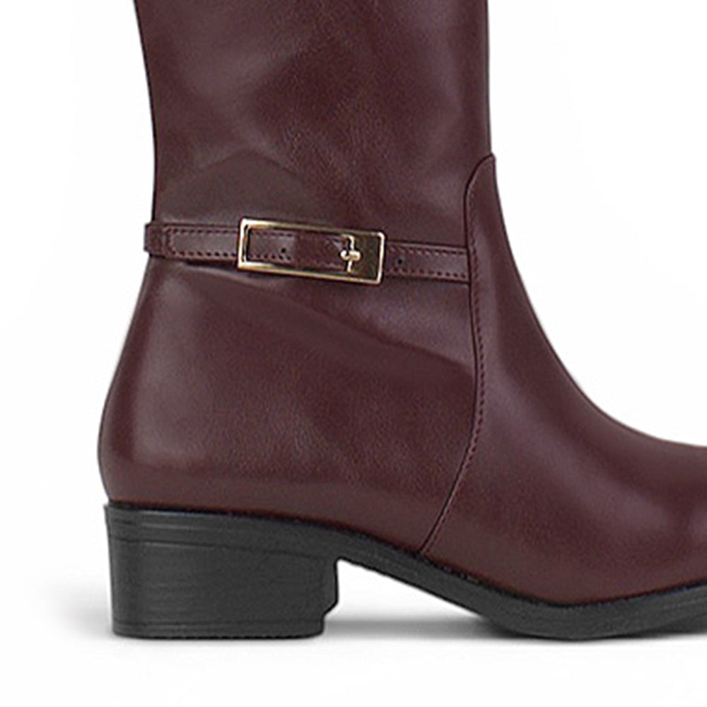 vista trasera del tacón bajo 4cm para dama en botas vino con detalle en herraje metálico y cremallera 