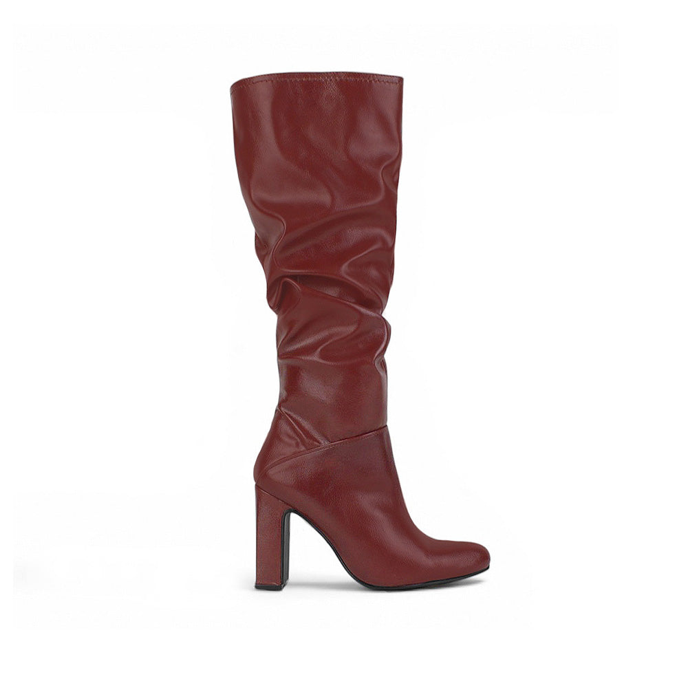 Vista lateral de bota vino plisada con cremallera para dama y tacón medio 10cm 